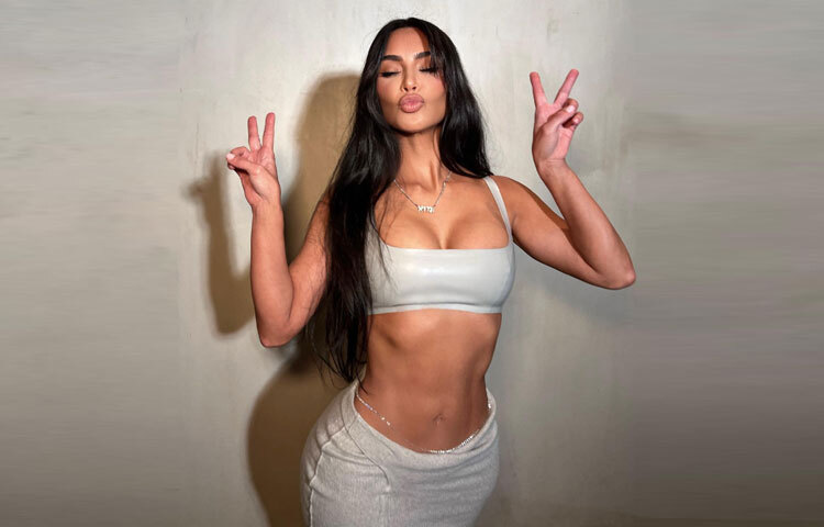 ১৯৮০ সালের এই দিনে যুক্তরাষ্ট্রের লস অ্যাঞ্জেলেসে জন্ম কিমবারলি নোয়েল কার্দাশিয়ানের। বাবা রবার্ট কার্দাশিয়ান ছিলেন খ্যাতনামা আইনজীবী এবং মা ক্রিস জেনার একজন টিভি ব্যক্তিত্ব।