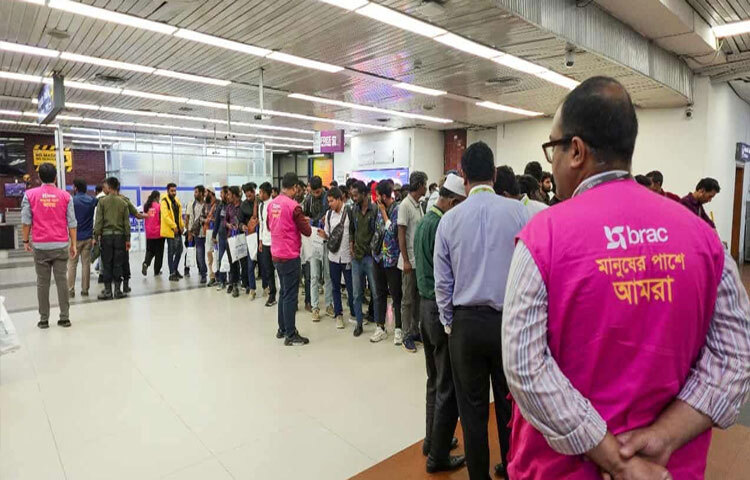 গার্মেন্টস ও নির্মাণ খাতে ভালো বেতনে চাকরির লোভ দেখিয়ে কিরগিজস্তানে যাওয়ার পরে সেখানে কাজ না পাওয়া ও প্রতারণার শিকার হওয়া ১৮০ জন বাংলাদেশি নাগরিক বিশেষ এক ফ্লাইটে বিশকেক থেকে দেশে ফিরেছেন। ছবি: সংগৃহীত