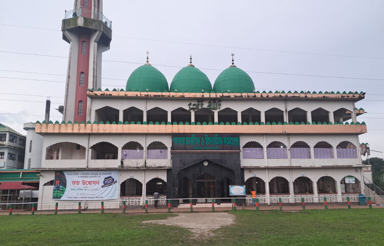 এর আগে, গত ১২ এপ্রিল কিশোরগঞ্জের ঐতিহাসিক পাগলা মসজিদের ১১টি দানবাক্স থেকে রেকর্ড ৯ কোটি ১৭ লাখ ৮০ হাজার ৬৮৭ টাকা পাওয়া যায়। এছাড়া বৈদেশিক মুদ্রা ও স্বর্ণালংকার পাওয়া গেছে। ঐতিহাসিক এ মসজিদের দানবাক্সে একসঙ্গে এত টাকা পাওয়াটা তখন ছিল নতুন রেকর্ড। এবার সেই রেকর্ড ছাড়িয়ে যাওয়ার সম্ভাবনা রয়েছে।