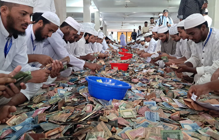 সকাল সোয়া ৭ টায় সিন্দুক খুলে মসজিদের দ্বিতীয় তলার মেঝেতে রেখে শুরু হয় গণনার কাজ। দুপুর সাড়ে ১২টা পর্যন্ত গণনা করা হয়েছে ৮ কোটি ৫০ লাখ টাকা।