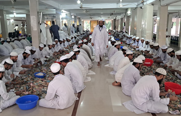 তিনি জানান, দুপুর সাড়ে ১২টা পর্যন্ত গণনায় ৮ কোটি ৫০ লাখ টাকা পাওয়া রয়েছে। মসজিদের অ্যাকাউন্টে জমা করার জন্য এ টাকাগুলো রূপালী ব্যাংক কিশোরগঞ্জ শাখায় পাঠানো হয়েছে। এখনও চলছে গণনার কাজ। এতে প্রায় ৫০০ জনের একটি দল অংশ নিয়েছে।