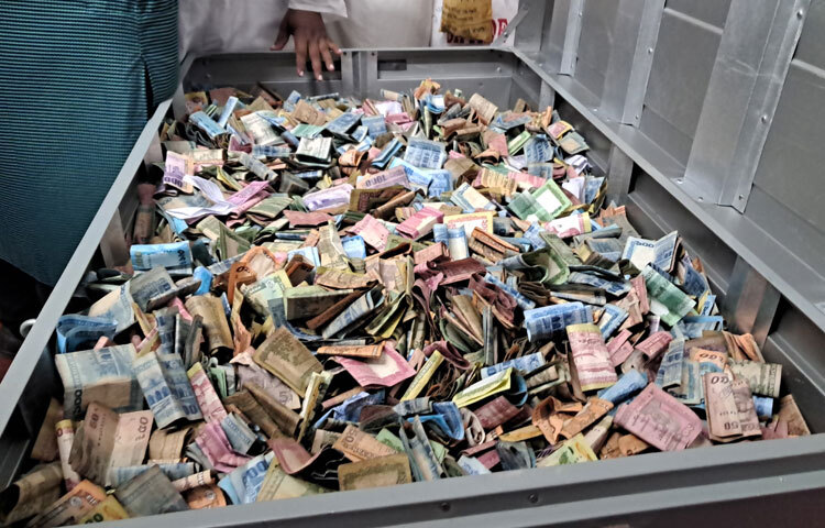 কিশোরগঞ্জের জেলা প্রশাসক ও পাগলা মসজিদ পরিচালনা কমিটির সভাপতি ফৌজিয়া খান ও পুলিশ সুপার মোহাম্মদ হাছান চৌধুরী, জেলা জামায়াতে ইসলামীর আমির অধ্যাপক মো. রমজান আলীসহ বিপুল সংখ্যক আইনশৃঙ্খলা রক্ষাকারীর বাহিনীর সদস্যদের উপস্থিতিতে দানবাক্সগুলো খোলা হয়।