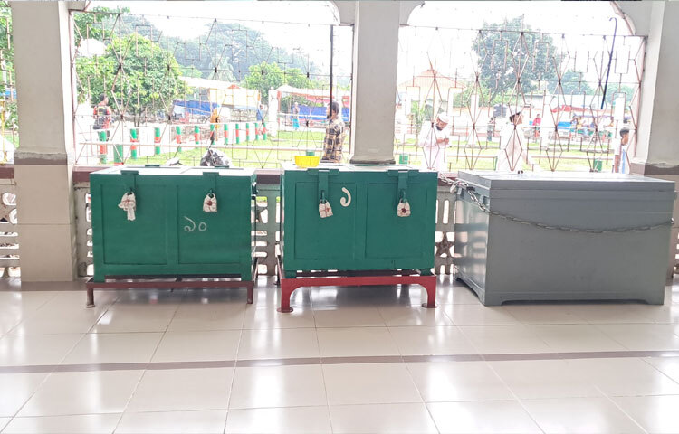 চার মাস ১৮ দিন পর মসজিদের ১৪টি দান সিন্দুক খুলে ৩২ বস্তা টাকা, বিপুল পরিমাণ স্বর্ণালংকার ও বৈদেশিক মুদ্রা পাওয়া যায়।