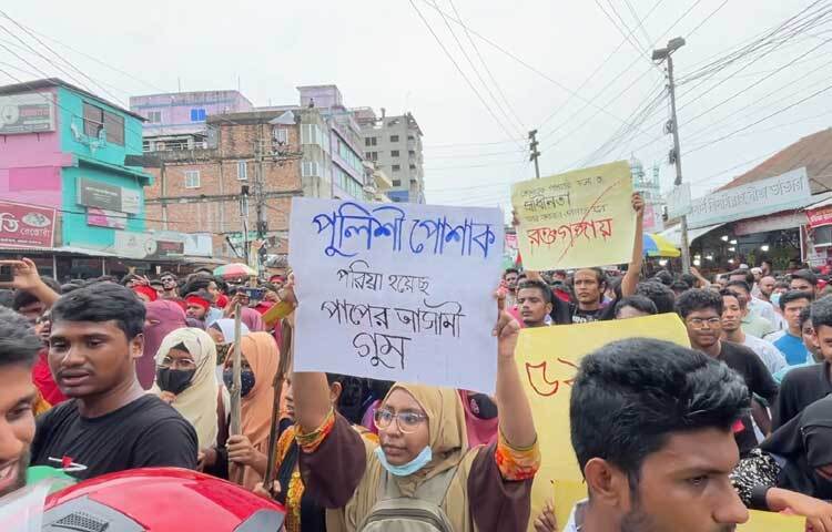 কিশোরগঞ্জে মিছিল নিয়ে সড়ক অবরোধ করেছেন আন্দোলনরত শিক্ষার্থীরা। তাদের সঙ্গে যোগ দেন অভিভাবকরাও। ফলে সড়কে হাজারো মানুষের ঢল নামে। ছবি: এসকে রাসেল