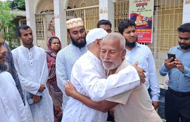 দেশের বর্তমান পরিস্থিতিতে কিশোরগঞ্জে মন্দির পরিদর্শন করেছেন জামায়াতে ইসলামীর নেতারা। ছবি: এসকে রাসেল