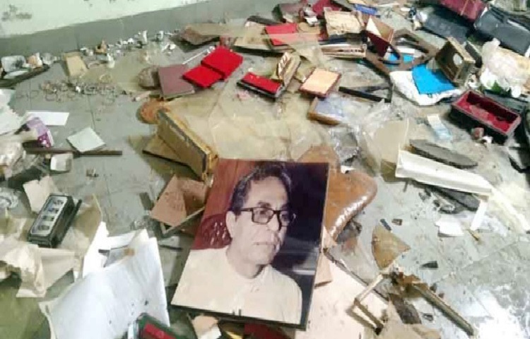 কিশোরগঞ্জে সাবেক রাষ্ট্রপতি মো. আবদুল হামিদের বাসভবনে হামলা, ভাঙচুর ও অগ্নিসংযোগের ঘটনা ঘটেছে। ছবি: এসকে রাসেল