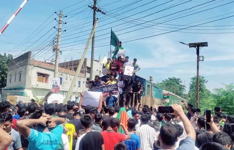 কিশোরগঞ্জের বাজিতপুরে ট্রেন আটকে দিয়েছে কোটা সংস্কার আন্দোলনরত শিক্ষার্থীরা। ছবি: এসকে রাসেল