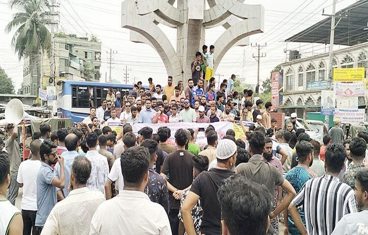 Locals protested by blocking the Dhaka-Sylhet highway in protest against the attack on a picnic launch by miscreants in Bhairab, Kishoreganj. During this time, traffic on the highway was stopped for about 30 minutes. Passengers and drivers suffered due to this. Photo: SK Russell
