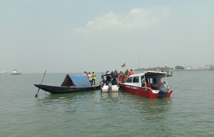 কিশোরগঞ্জের ভৈরবে মেঘনায় ট্রলারডুবির ঘটনায় নিখোঁজদের খোঁজে দ্বিতীয় দিনের উদ্ধার কার্যক্রম শুরু হয়েছে। ছবি: রাজীবুল হাসান