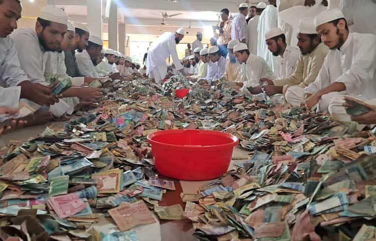 কিশোরগঞ্জ শহরের নরসুন্দা নদীর তীরে অবস্থিত ঐতিহাসিক পাগলা মসজিদে ৯টি লোহার দানবাক্স খোলা হয়েছে আজ। ৩ মাস ২৬ দিন পর আজ সকাল সাড়ে ৮টায় এ দানবাক্সগুলো খোলা হয়েছে। এতে এবার রেকর্ড ২৮ বস্তা টাকা পাওয়া গেছে। ছবি: এসকে রাসেল