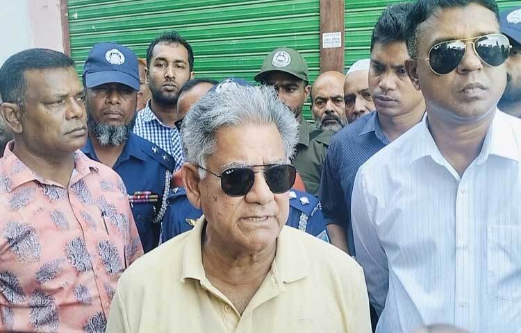 কিশোরগঞ্জের ভৈরবে বিশ্ব ব্যাংকের অর্থায়নে ৯৭ কোটি টাকা ব্যয়ে নির্মিত হতে যাচ্ছে আন্তর্জাতিক মানের নৌবন্দর। আজ ভৈরব বাজার নৌবন্দর পরিদর্শন শেষে এসব কথা বলেন অন্তর্বর্তীকালীন সরকারের নৌ পরিবহন এবং শ্রম ও কর্মসংস্থান উপদেষ্টা ব্রিগেডিয়ার জেনারেল (অব.) এম শাখাওয়াত হোসেন। ছবি: রাজীবুল হাসান