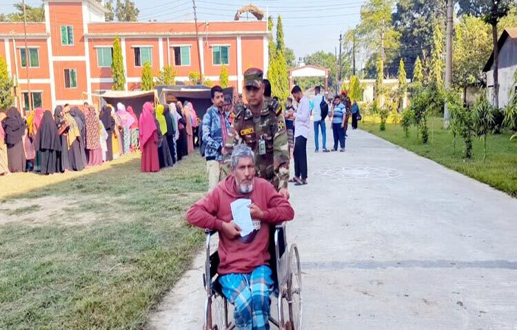 কিশোরগঞ্জে দরিদ্র ও অসহায় মানুষের জন্য জেলা প্রশাসন ও বাংলাদেশ সেনাবাহিনীর যৌথ উদ্যোগে দিনব্যাপী বিনামূল্যে চিকিৎসা সেবা কর্মসূচি চালানো হয়েছে। ছবি: এসকে রাসেল