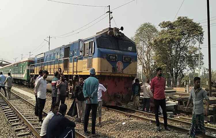 কিশোরগঞ্জের ভৈরবে সিলেটগামী পারবাত এক্সপ্রেস ট্রেনের ইঞ্জিন বিকল হয়ে ফের ঢাকা-সিলেট-চট্টগ্রাম রুটে ট্রেন চলাচল বন্ধ হয়ে গেছে।