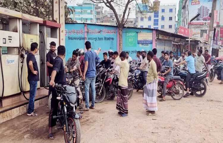 কিশোরগঞ্জের ভৈরবের ফিলিং স্টেশনগুলিতে অকটেন, পেট্রোল সংকটে ভোগান্তিতে মোটরসাইকেল আরোহীরা। চাহিদা থাকলেও প্রত্যেক চালককে তাদের মোটরসাইকেলের জন্য ২-৩শ’ টাকার বেশি জ্বালানি দিচ্ছে না।