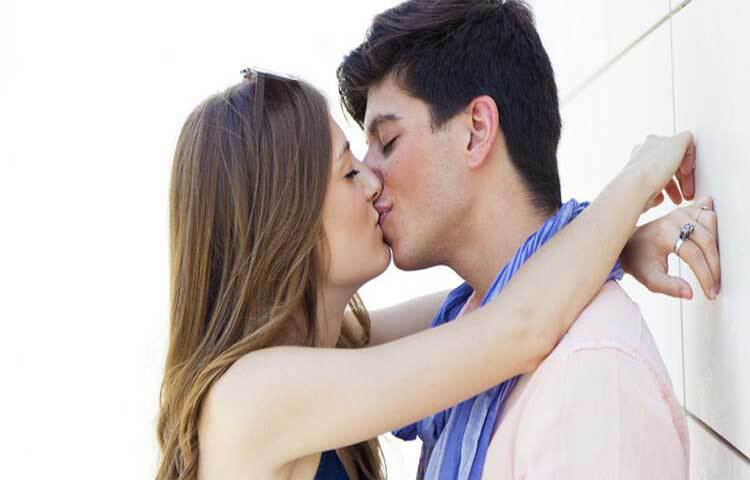 ‘কিসিং: এভরিথিংক ইউ এভার ওয়ান্টেড টু নো অ্যাবাউট ওয়ান অব লাইফ’স সুইটেস্ট প্লেজারস’ বইয়ের লেখক আন্দ্রেয়া ডেমিরজিয়ানের মতে, চুম্বন হৃৎস্পন্দনকে বৃদ্ধি করে। যার ফলে রক্তনালীগুলো প্রসারিত হয় এবং রক্তের প্রবাহ বৃদ্ধি পায়। যার ফলে রক্তচাপ হ্রাস পায়।