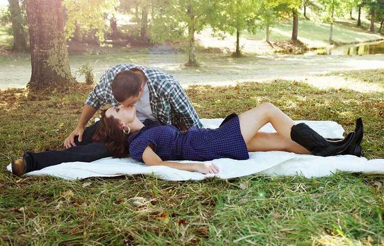 সম্পর্ক বিশেষজ্ঞদের মতে, কপালে আলতো চুম্বন সম্পর্কের গভীরতা এবং নির্ভরতা বোঝায়। আপনার কপালে প্রিয়জনের চুম্বন বুঝিয়ে দেয় তার জীবনে আপনি কতটা মূল্যবান। আপনাকে সব বিপদ থেকে রক্ষা করতে উনি বদ্ধপরিকর।