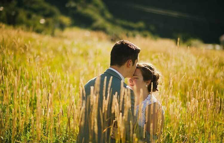 ঋতুকালীন সময়ের যন্ত্রণাদায়ক পিরিয়ড ক্র্যাম্প কমাতে সহায়তা করতে পারে চুম্বন। চুম্বনের প্রভাবে রক্তনালীগুলো প্রসারিত হওয়া এবং রক্ত প্রবাহ বৃদ্ধি পাওয়ার কারণে মাসিকের ব্যথা উপশমে সাহায্য করতে পারে চুম্বন।