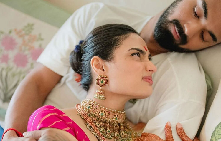 কেএল রাহুল ও আথিয়া শেঠি: ক্রিকেট আর সিনেমার মেলবন্ধনে তৈরি এই জুটি ২৪ মার্চ ২০২৫-এ স্বাগত জানিয়েছেন কন্যাসন্তানকে। শিশুটির নাম রেখেছেন ইভারা। আথিয়া নিজের ইনস্টাগ্রাম পোস্টে লিখেছিলেন, ‘ইভারা আমাদের জীবনে ভালোবাসার নতুন সংজ্ঞা।’