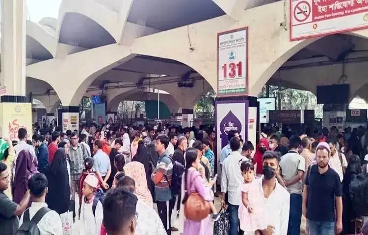 পবিত্র ঈদুল ফিতর উদযাপনের পরও রাজধানী ছাড়ছেন অনেক মানুষ। ঈদের তৃতীয় দিন সোমবার রাজধানীর কমলাপুর রেলওয়ে স্টেশনে ভিড় ঘরমুখো যাত্রীদের। পরিবারের সঙ্গে সময় কাটাতে কিংবা ছুটির সুযোগে দেশের বিভিন্ন গন্তব্যে সড়কপথের ভোগান্তি এড়িয়ে নির্বিঘ্নে যেতে রেলপথ বেছে নিয়েছেন অনেকেই।