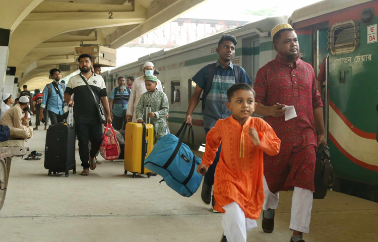 স্বজনদের সঙ্গে ঈদের আনন্দ ভাগাভাগি করতে এরই মধ্যে রাজধানী ছাড়তে শুরু করেছে ঘরমুখো মানুষ। কমলাপুর রেলওয়ে স্টেশনে ভিড় বাড়ছে নাড়ির টানে বাড়ি ফেরা যাত্রীদের। ছবি: মাহবুব আলম