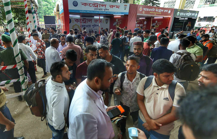 ঈদযাত্রাকে কেন্দ্র করে রাজধানীর কমলাপুর রেলস্টেশনে ঢল নেমেছে ঘরমুখী মানুষের। ছবি: মাহবুব আলম