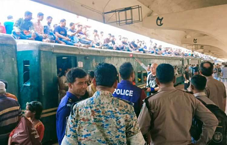 ভোর থেকেই কমলাপুর রেলওয়ে স্টেশন এলাকাজুড়ে দেখা গেছে যাত্রীদের উপচেপড়া ভিড়। প্রতিটি প্ল্যাটফর্মে ছিল মানুষের ঢল, যেন তিল ধারণের ঠাঁই নেই।