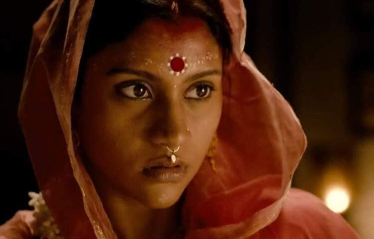 মঞ্চনাটকের ঐতিহ্যে বেড়ে ওঠা কঙ্কনার জীবন যেন সিনেমার জন্যই প্রস্তুত ছিল। কিন্তু তিনি বেছে নিয়েছেন কঠিন পথ। যে পথে গল্পই নায়ক আর চরিত্রই মূল পরিচয়। কঙ্কনার অভিনয় তাই কখনো গ্ল্যামারে মোড়ানো নয়, বরং ভীষণ বাস্তব ও মানবিক।