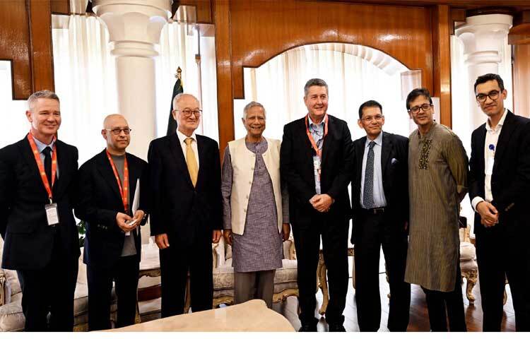 ইয়াংওয়ান করপোরেশেনের চেয়ারম্যান কিহাক সাং-র নেতৃত্বে প্রধান উপদেষ্টার সঙ্গে ফটোসেশনে অংশ নেন ব্যবসায়ী প্রতিনিধিদল। ছবি: পিআইডি