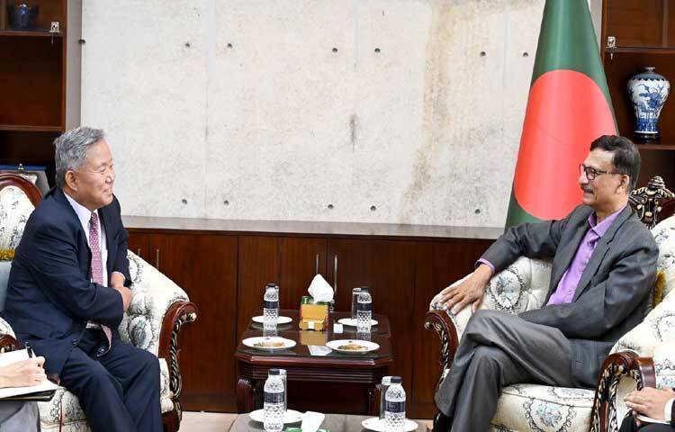 আজ মন্ত্রণালয়ে পররাষ্ট্র উপদেষ্টা মো. তৌহিদ হোসেনের সঙ্গে সাক্ষাৎ করেন বাংলাদেশে নিযুক্ত দক্ষিণ কোরিয়ার রাষ্ট্রদূত পার্ক ইয়ং সিক। ছবি: পিআইডি