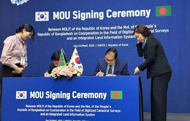 ভূমি মন্ত্রণালয়ের সিনিয়র সচিব এ এস এম সালেহ আহমদ এবং দক্ষিণ কোরিয়ার ভূমি, অবকাঠামো ও পরিবহন মন্ত্রণালয়ের উপমন্ত্রী লি সাং কিয়ং দক্ষিণ কোরিয়ায় আয়োজিত কে-জিও ফেস্টা-এ দু’দেশের পক্ষে ডিজিটাইজড ক্যাডাস্ট্রল সার্ভে এবং সমন্বিত ভূমি তথ্য ব্যবস্থাপনা সিস্টেম বাস্তবায়ন বিষয়ে একটি সমঝোতা স্মারক সই করেন। ছবি: পিআইডি