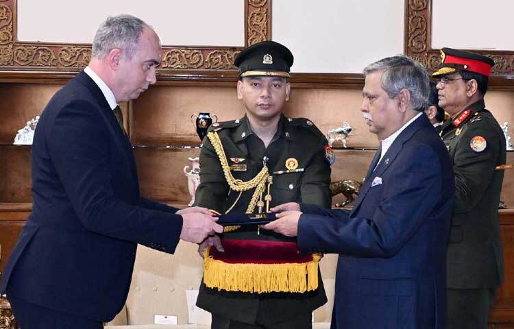 রাষ্ট্রপতি মো. সাহাবুদ্দিনের কাছে পরিচয়পত্র পেশ করেছেন বাংলাদেশে নবনিযুক্ত কসোভোর রাষ্ট্রদূত লুলজিম প্লানা। ছবি: পিআইডি