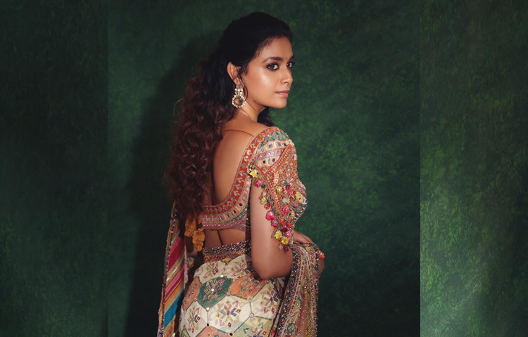 শাড়িতে বেশ সাবলীল কীর্তি। ছবি: ইনস্টাগ্রাম