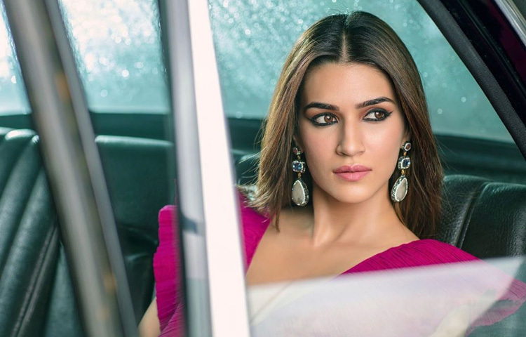 তার স্টাইল সেন্স, ব্যক্তিত্ব এবং ফিল্ম চয়েস সব মিলিয়ে কৃতি এখন বলিউডের অন্যতম জনপ্রিয় অভিনেত্রীদের একজন।