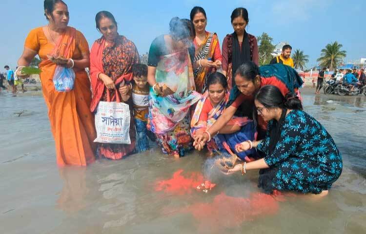 সমুদ্রস্নান বা পূন্যস্নানের মধ্য দিয়ে পটুয়াখালীর কুয়াকাটায় শেষ হয়েছে রাস উৎসবের মূল আনুষ্ঠানিকতা। ছবি: আসাদুজ্জামান মিরাজ