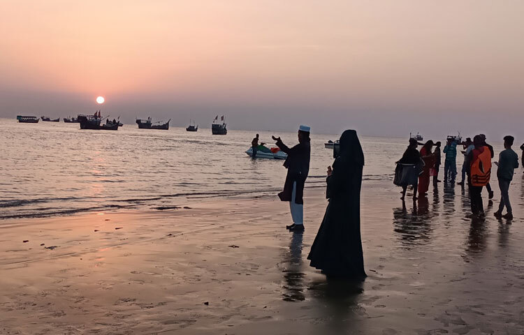 বিশেষ করে পূজার ছুটিকে ঘিরে সৈকতের সৌন্দর্য রক্ষায় পরিচ্ছন্নতা কার্যক্রম, অতিরিক্ত পুলিশি টহল এবং পর্যটকদের ভ্রমণবান্ধব পরিবেশ নিশ্চিত করতে নেওয়া হয়েছে নানা পদক্ষেপ।