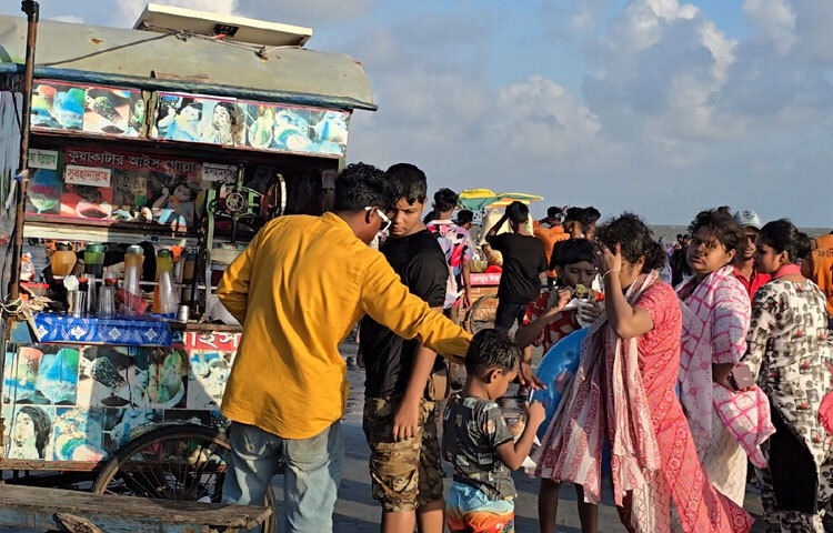 কুয়াকাটা হোটেল-মোটেল ওনার্স অ্যাসোসিয়েশনের সভাপতি এম. এ মোতালেব শরীফ জানান, চলতি সপ্তাহে দুর্গাপূজা আর সাপ্তাহিক ছুটি মিলে লম্বা ছুটিকে কাজে লাগাতে এরইমধ্যে কুয়াকাটায় থাকা প্রথম শ্রেণির আবাসিক হোটেলের প্রায় শতভাগ আর ছোট-বড় আবাসিক হোটেলের প্রায় ৭০ শতাংশ হোটেল কক্ষ অগ্রিম বুকিং হয়েছে। আগত পর্যটকদের বরণে এরইমধ্যে প্রস্তুত হোটেল, রেস্টুরেন্ট, ফিসফ্রাই, আচার ঝিনুক, বারমিজ ব্যবসায়ীসহ মোট ১৬টি পেশার প্রায় ৫ হাজার শ্রমিক। দেশের পরিস্থিতি স্বাভাবিক না হওয়া পর্যন্ত পুরোপুরি পর্যটন মৌসুমের যে একটি স্বাভাবিক অবস্থা সেটি ফিরে আসবে না।