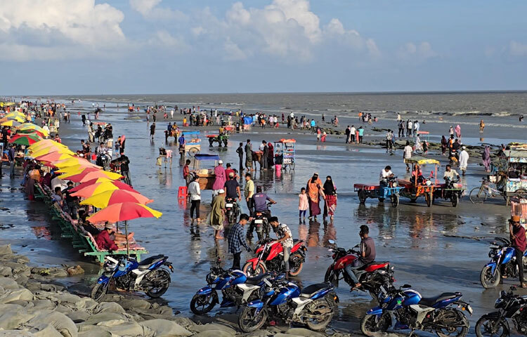 পর্যটকদের স্বাগত জানাতে কুয়াকাটার হোটেল-মোটেল ব্যবসায়ী, রিসোর্ট মালিক ও স্থানীয় দোকানপাট প্রস্তুতি শেষ করেছে।