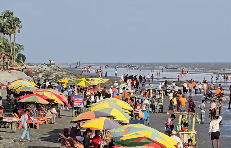 হোটেল ডি’মোর কুয়াকাটা পরিচালক জয়নুল আবেদিন জুয়েল বলেন, পর্যটন মৌসুমের শুরুতেই পূজার বন্ধটি হওয়ায় আমরা ব্যবসায়ীরা অনেক উচ্ছ্বসিত। আশা করি এই বন্ধের পরবর্তী সময়গুলোতেও পর্যটকদের চাপ বাড়তে থাকবে। সঙ্গে সঙ্গে পর্যটকের এই এলাকায় বিনিয়োগও বাড়বে।