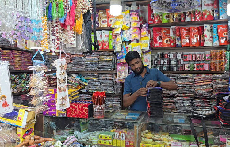 কুয়াকাটা সমুদ্র সৈকতকে কেন্দ্র করে গড়ে ওঠা রাখাইন মার্কেট, শুঁটকি মার্কেট, ঝিনুক, আচার, চটপটি, রাখাইন পল্লী, মিশ্রিপাড়া, ইলিশ পার্ক, গঙ্গামতি, লেম্বুর বনসহ পর্যটন স্পটের ব্যবসায়ীরা তাদের প্রস্তুতি সেরেছেন।