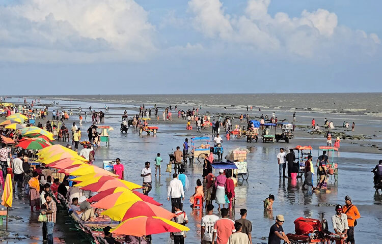 স্থানীয় ব্যবসায়ীদের আশা, পূজার ছুটিতে বাড়তি পর্যটকের আগমন শুধু কুয়াকাটার অর্থনীতিতেই গতি আনবে না, বরং স্থানীয় সংস্কৃতি ও আতিথেয়তার উষ্ণতাও ছড়িয়ে দেবে সাগরকন্যার বুকে।