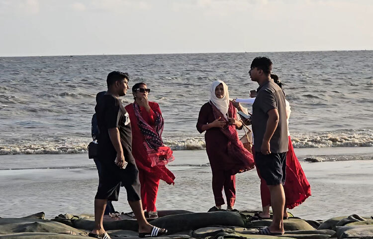 সিকদার রিসোর্ট অ্যান্ড বিলাসের এজিএম আল-আমিন উজ্জ্বল বলেন, আগামী এক অক্টোবর থেকে তিন অক্টোবর পর্যন্ত আমার রিসোর্ট শতভাগ বুকড হয়েছে। এছাড়া ২৮-৩০ সেপ্টেম্বর এবং ৪-৬ অক্টোবরের জন্য ৫০-৬০ শতাংশ বুকড। এখনো অনেক ফোন আসছে, কিন্তু আমরা রুম দিতে পারছি না। এই বন্ধকে কেন্দ্র করে কুয়াকাটায় একটা পরিবর্তন আসবে বলে আমরা আশা করতে পারি।