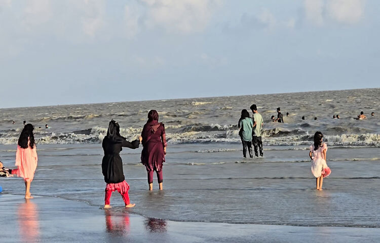 দেশের একমাত্র সমুদ্র সৈকত যেখানে দাঁড়িয়ে সূর্যোদয় আর সূর্যাস্ত উপভোগ করতে সারা বছর দেশ-বিদেশের পর্যটকরা বেড়াতে আসেন। বছরের অক্টোবর থেকে এপ্রিল পর্যন্ত পর্যটন মৌসুম হিসেবে ধরা হলেও পদ্মা সেতু চালুর পর সারা বছরই পর্যটকে মুখর থাকে কুয়াকাটা। তবে এবার পূজার বন্ধকে কেন্দ্র করে রেকর্ড সংখ্যক পর্যটকদের দেখা মিলবে বলে আশাবাদী পর্যটক ব্যবসায়ীরা।