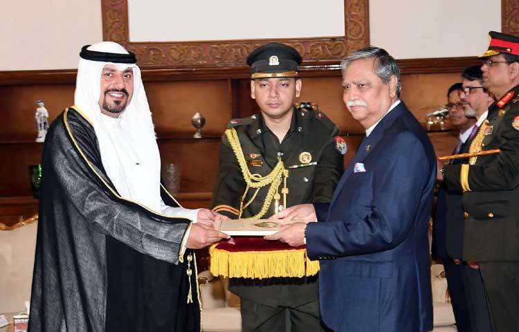 বঙ্গভবনে রাষ্ট্রপতি মো. সাহাবুদ্দিনের কাছে পরিচয়পত্র পেশ করেছেন বাংলাদেশে নবনিযুক্ত কুয়েতের রাষ্ট্রদূত আলী থুনাইয়ান আব্দুল ওয়াহাব হামাদাহ। ছবি: পিআইডি