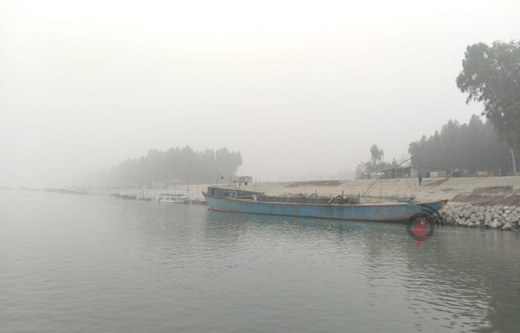 কুড়িগ্রামে মাঘের হাড় কাঁপানো ঠান্ডায় বিপর্যস্ত জনজীবন। প্রচণ্ড শীতে বাইরে চলাচল করা দুষ্কর হয়ে পড়েছে। ২৩ জানুয়ারি সকাল থেকে মাঝারি শৈত্যপ্রবাহ শুরু হয়েছে। ছবি: ফজলুল করিম ফারাজী