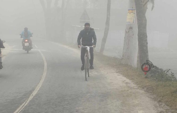 মৃদু শৈত্যপ্রবাহে কাবু হয়ে পড়েছে সমগ্র কুড়িগ্রাম। ঠান্ডা ও ঘন কুয়াশায় বিপর্যস্ত হয়ে পড়েছে স্বাভাবিক জীবনযাত্রা। আজ এ জেলার সর্বনিম্ন তাপমাত্রা রেকর্ড করা হয়েছে ৯ ডিগ্রি সেলসিয়াস। ছবি: ফজলুল করিম ফারাজী