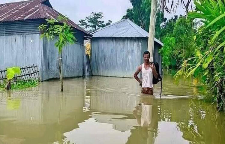 টানা ভারী বৃষ্টিপাত ও উজান থেকে নেমে আসা ঢলে কুড়িগ্রামে তিস্তা নদীর পানি বৃদ্ধি পেয়ে বিপৎসীমার ২০ সেন্টিমিটার ওপর দিয়ে প্রবাহিত হচ্ছে। ছবি: রোকনুজ্জামান মানু