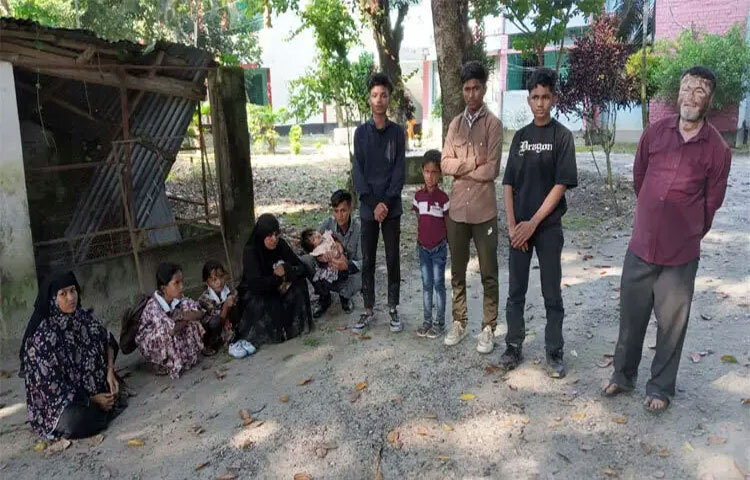 কুড়িগ্রামের ভূরুঙ্গামারী উপজেলার সোনাহাট স্থলবন্দর সীমান্ত দিয়ে অবৈধভাবে বাংলাদেশে প্রবেশের সময় ১১ রোহিঙ্গাকে আটক করেছে বিজিবি। সকা‌ল ৬টার দি‌কে তাদের আটক করা হয়। ছবি: রোকনুজ্জামান মানু