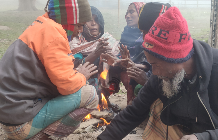 কুড়িগ্রামে মাঘের হাড় কাঁপানো ঠান্ডায় বিপর্যস্ত জনজীবন। প্রচণ্ড শীতে বাইরে চলাচল করা দুষ্কর হয়ে পড়েছে। প্রয়োজন ছাড়া মানুষ খুব একটা বাইরে বের হচ্ছে না। সন্ধ্যা হলেই ঘরে ফিরছে মানুষ। শীতার্ত মানুষ শীত নিবারণে খড়কুটো জ্বালিয়ে তাপ নেওয়ার চেষ্টা করছে। ছবি: ফজলুল করিম ফারাজী