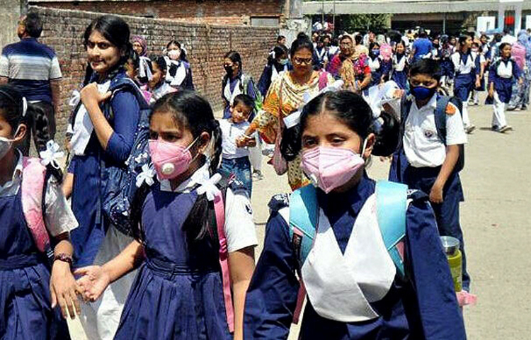 কুষ্টিয়ায় বইছে শৈত্যপ্রবাহ। আজ সকাল ৭টায় জেলায় সর্বনিম্ন তাপমাত্রা রেকর্ড করা হয় ৯ ডিগ্রি সেলসিয়াস। এ পরিস্থিতিতে জেলার সব মাধ্যমিক ও প্রাথমিক বিদ্যালয়ে ছুটি ঘোষণা করা হয়েছে। ছবি: আল-মামুন সাগর