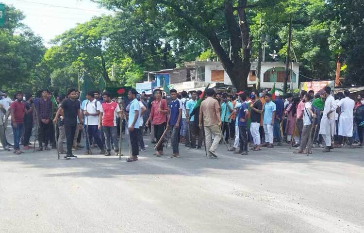 কোটা সংস্কার ও সারাদেশে আন্দোলনকারীদের ওপর হামলার প্রতিবাদে কুষ্টিয়া-খুলনা মহাসড়ক অবরোধ করে বিক্ষোভ করছেন ইসলামী বিশ্ববিদ্যালয়ের শিক্ষার্থীরা। ছবি: মুনজুরুল ইসলাম নাহিদ